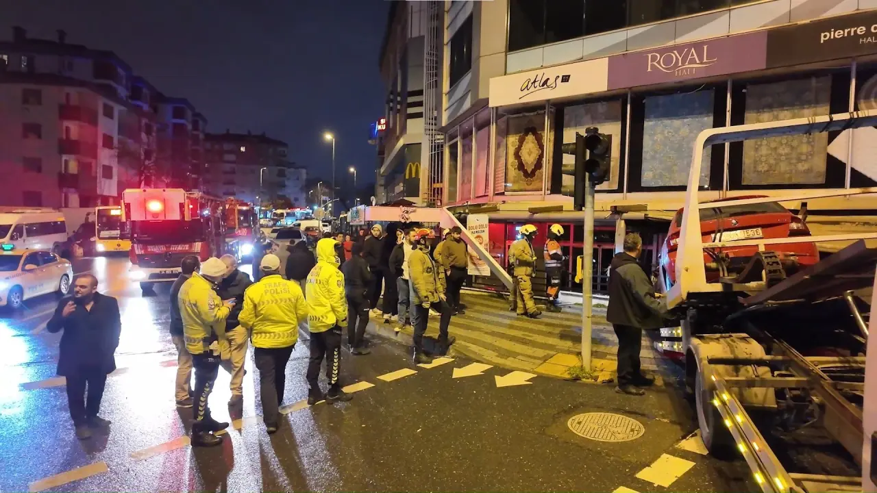 Üsküdar'da gece yarısı kabusu! Araç dükkana girdi 2