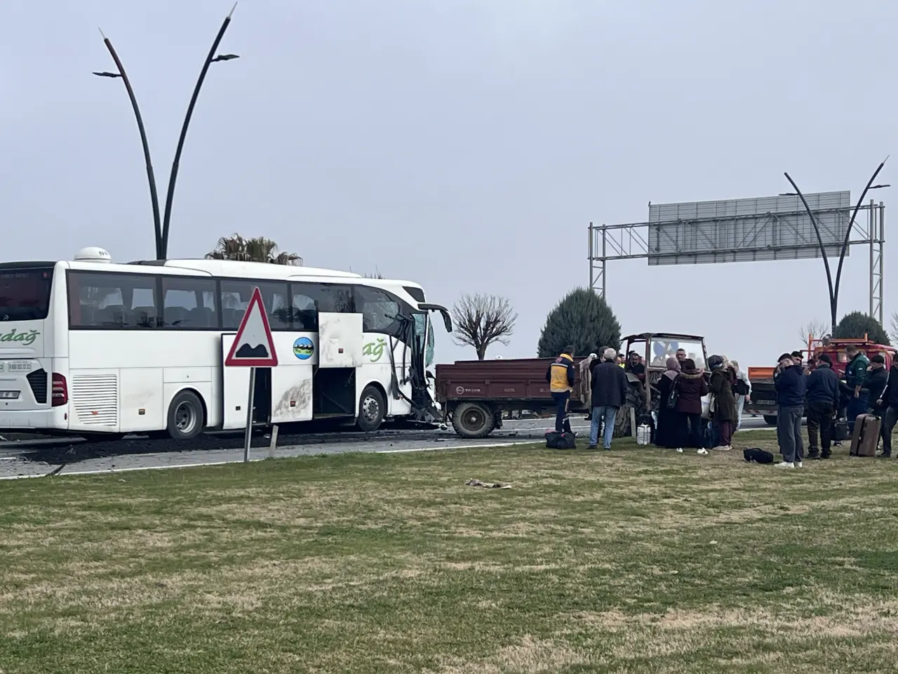 Manisa’da zincirleme kaza! 3 araç çarpıştı, 5 kişi yaralandı 3