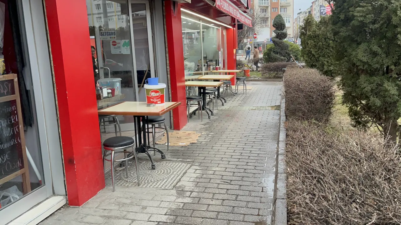 Eskişehir’de 'yan bakma' dehşeti! Lokanta önünde 2 kişi bıçaklandı 1