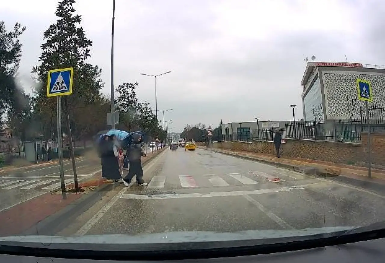 Bursa’da yaya geçidinde faciadan dönüldü! Tehlikeli anlar kamerada 2