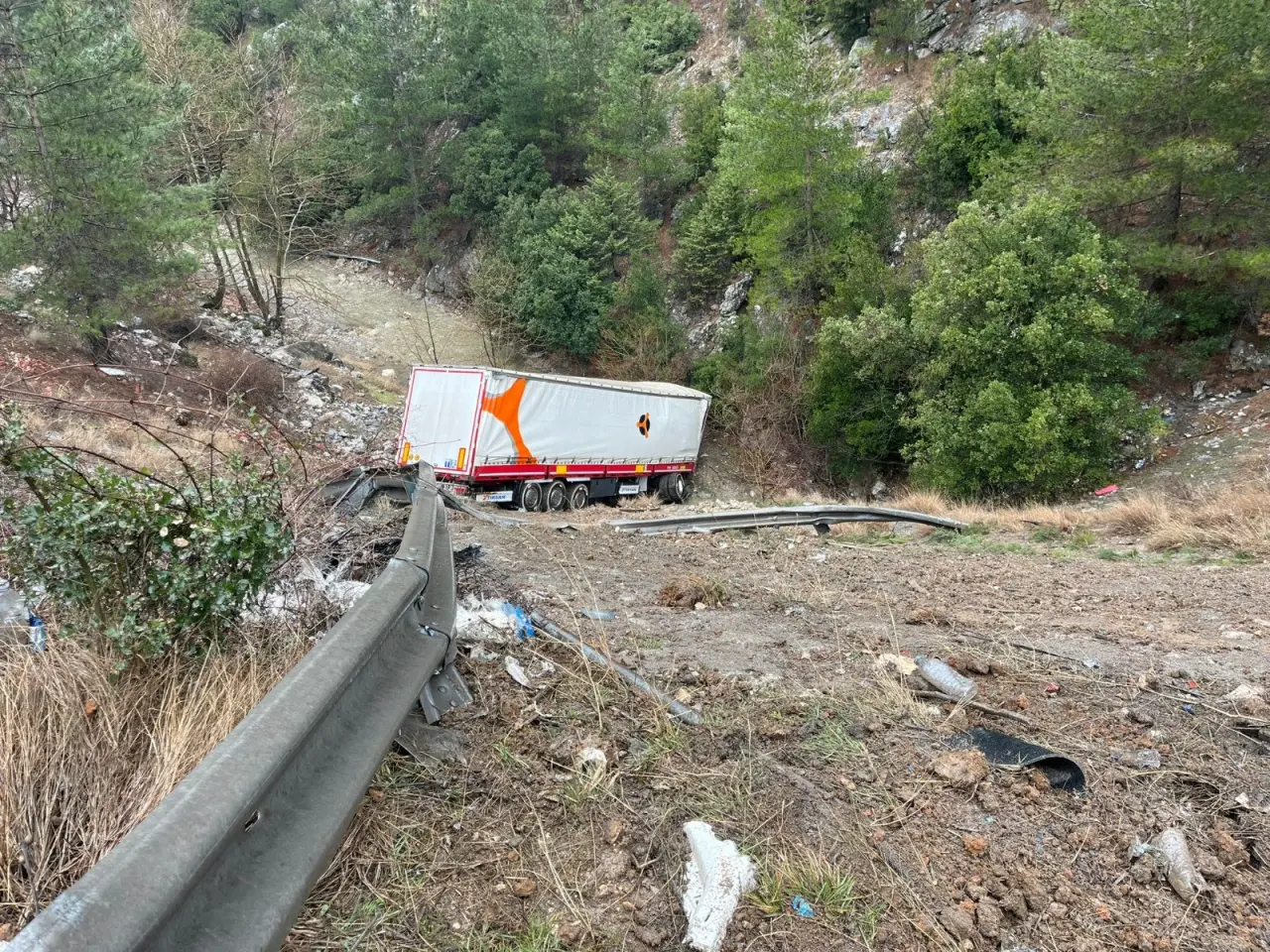 Adana’da otoyolda dehşet! Tır 50 metrelik uçuruma yuvarlandı 1