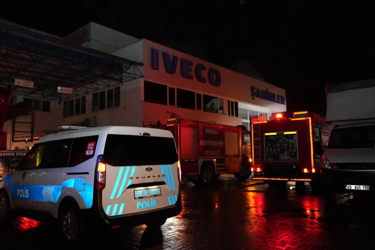 Denizli’de depo alev alev! Servis deposu küle döndü 1