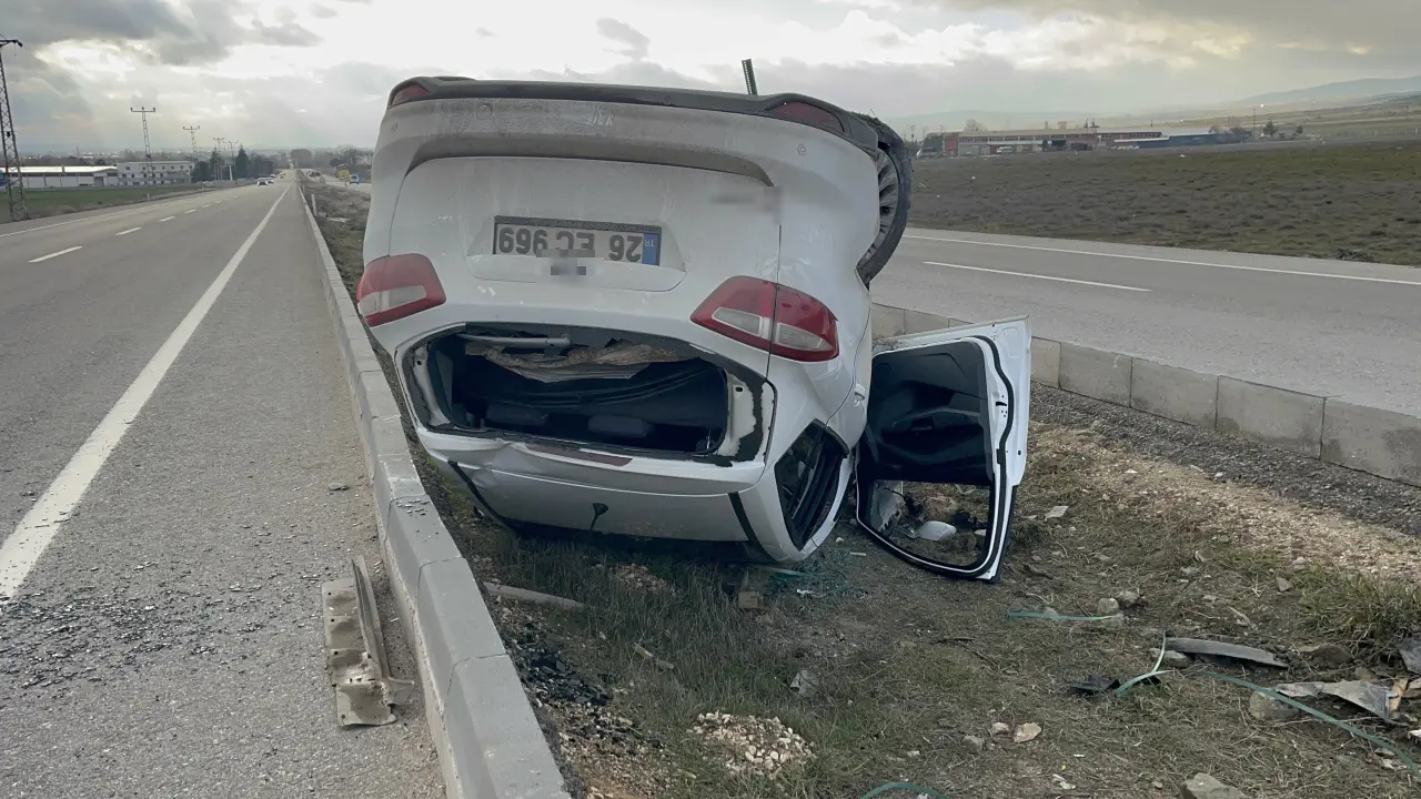Eskişehir’de kontrolden çıkan otomobil refüje çarpıp takla attı, 5 yaralı 1