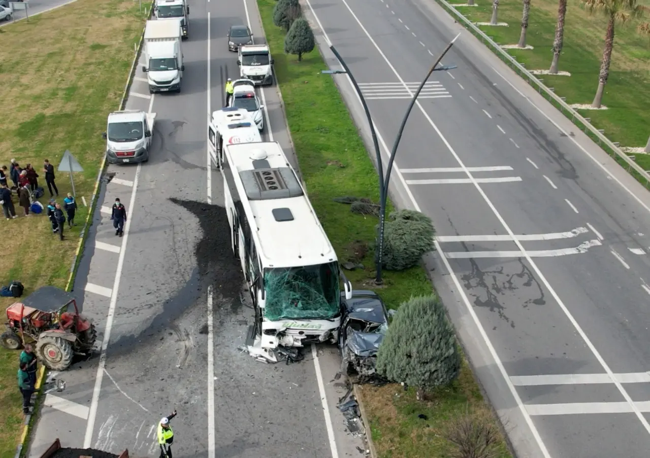 Manisa’da zincirleme kaza! 3 araç çarpıştı, 5 kişi yaralandı 1