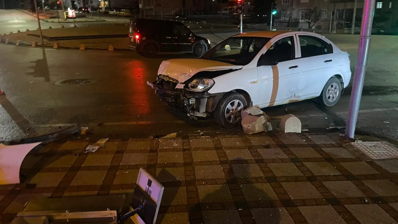 Gece yarısı kaza! Sürücü ölümden döndü, araç hurdaya gitti 3