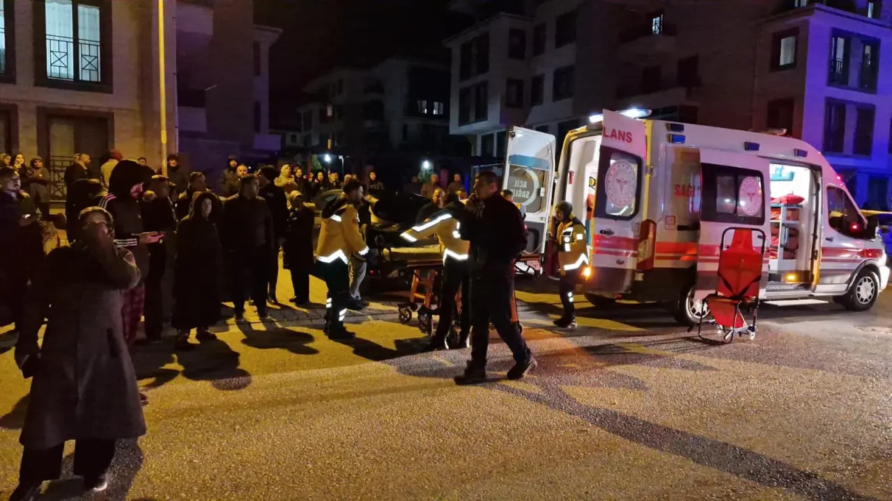 Daireyi ateşe verdi, mahalle sokağa döküldü! 10 kişi dumandan etkilendi 4