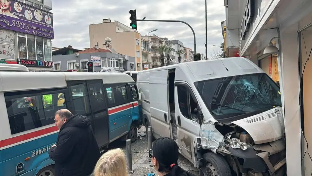 Buca’da freni patlayan minibüs dehşeti! Kaldırımdaki yayaya çarpıp iş yerine daldı 2
