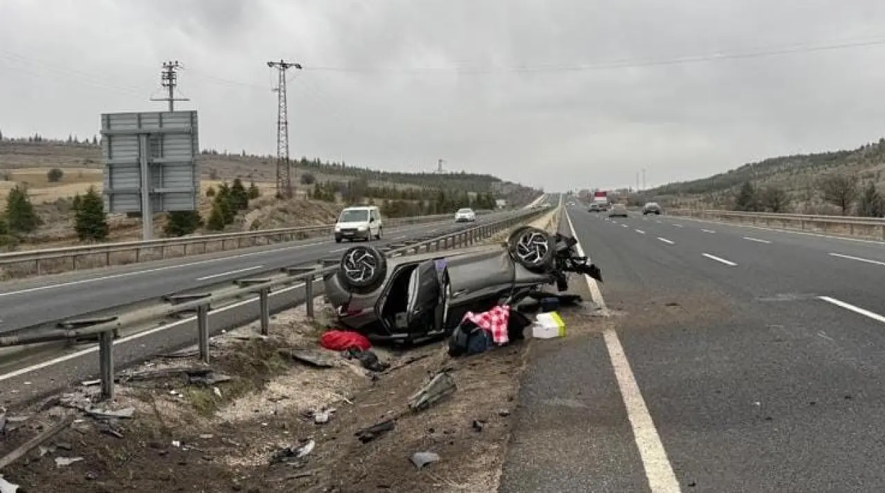 Direksiyon hakimiyetini kaybetti, araç takla attı! 2 yaralı 2