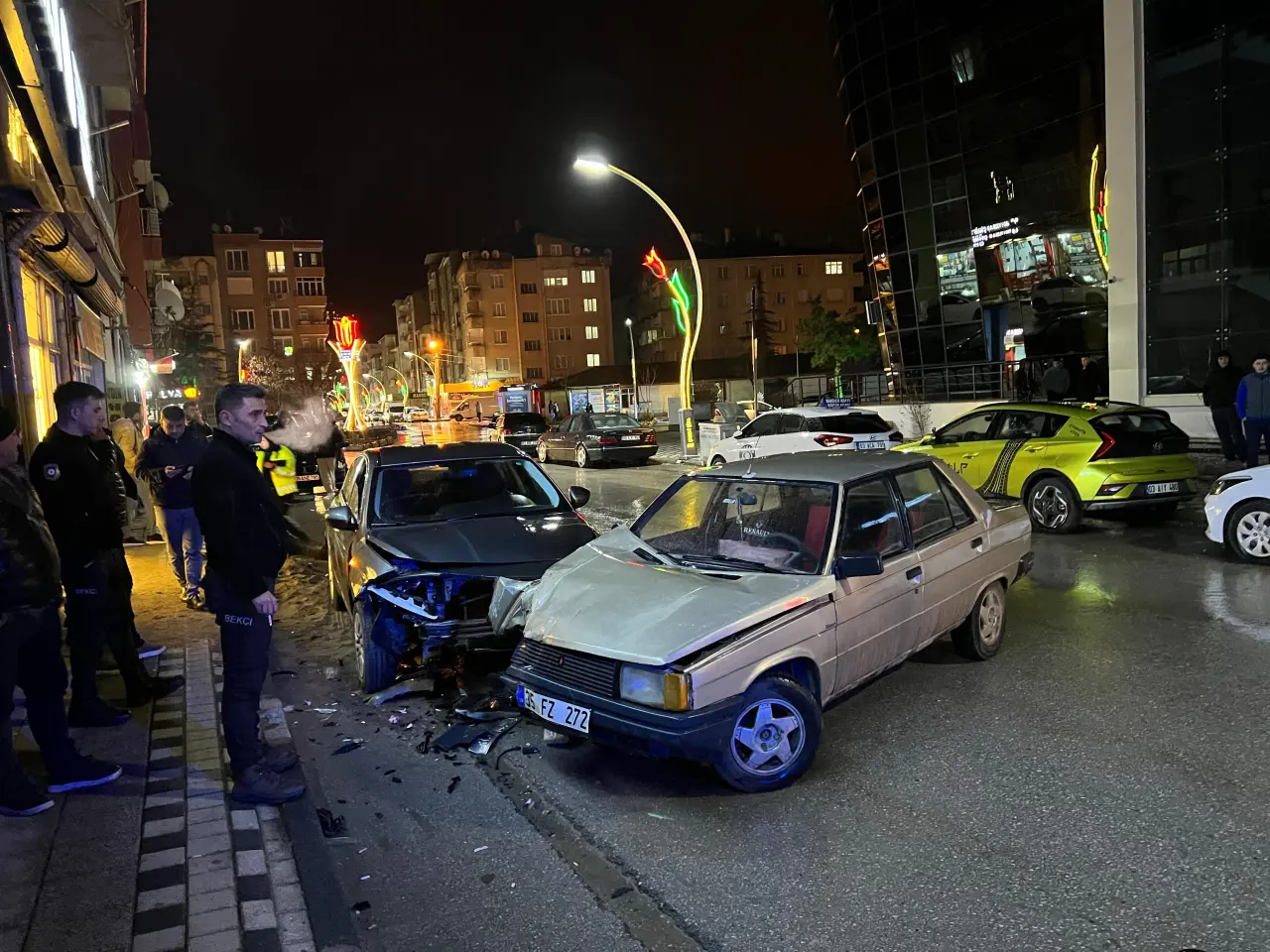 Afyonkarahisar’da feci kaza! iki otomobil çarpıştı, 1 kişi yaralandı 2