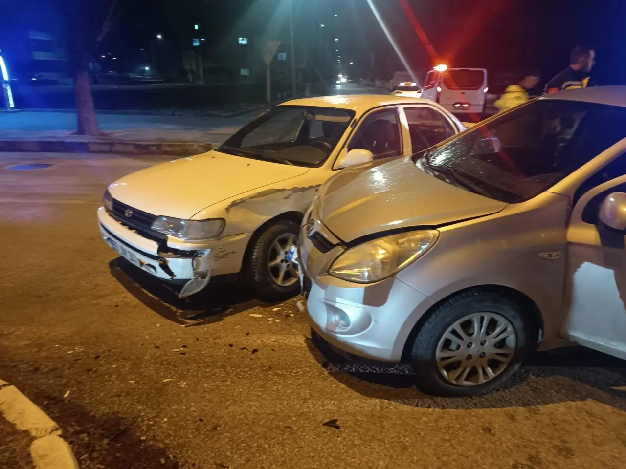 Erzincan’da cadde ortasında çarpışma: Facianın eşiğinden dönüldü! 2