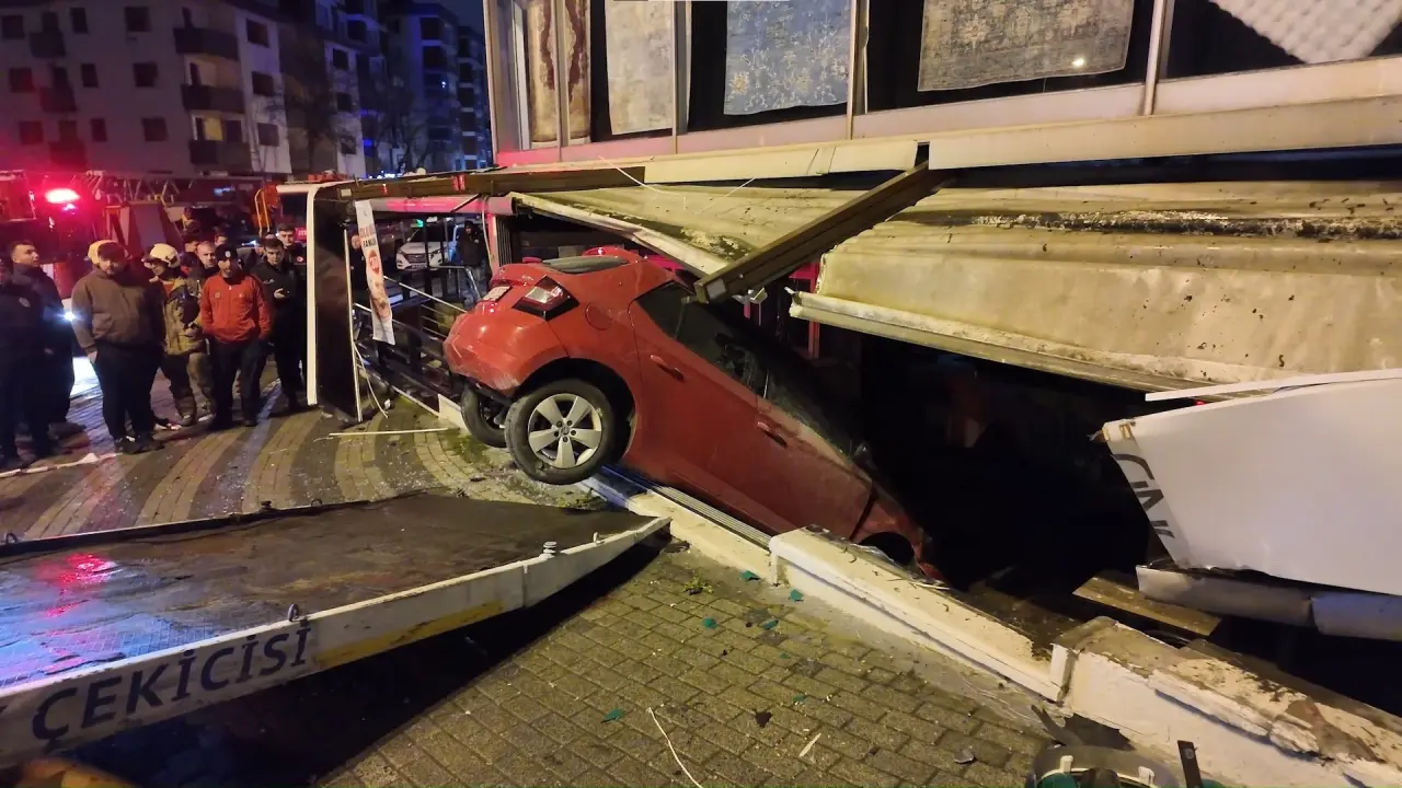 Üsküdar'da gece yarısı kabusu! Araç dükkana girdi 1