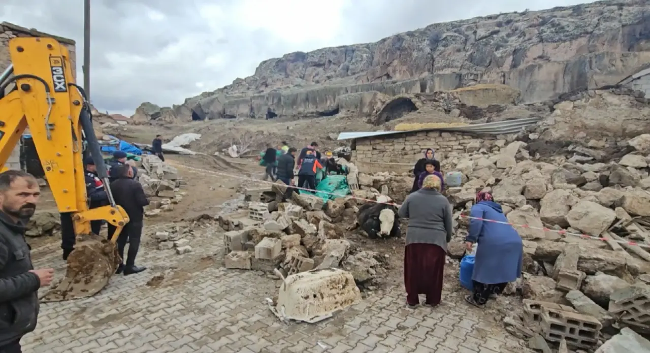 Aksaray’da ahır çöktü! 3 büyükbaş hayvan göçük altında kaldı 4