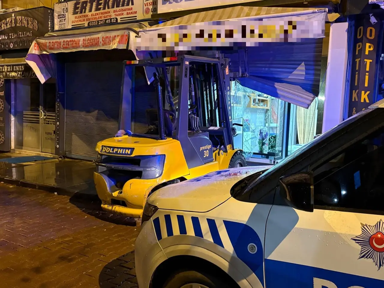 Kayseri’de forkliftli hırsızlık! Maskeli şahıs kuyumcuyu talan etti 3