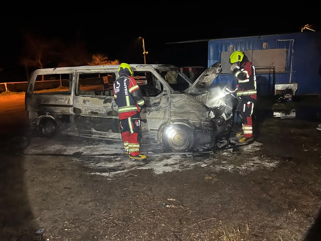 Balıkesir'de korkutan anlar! Park halindeki araçlar alev aldı 3