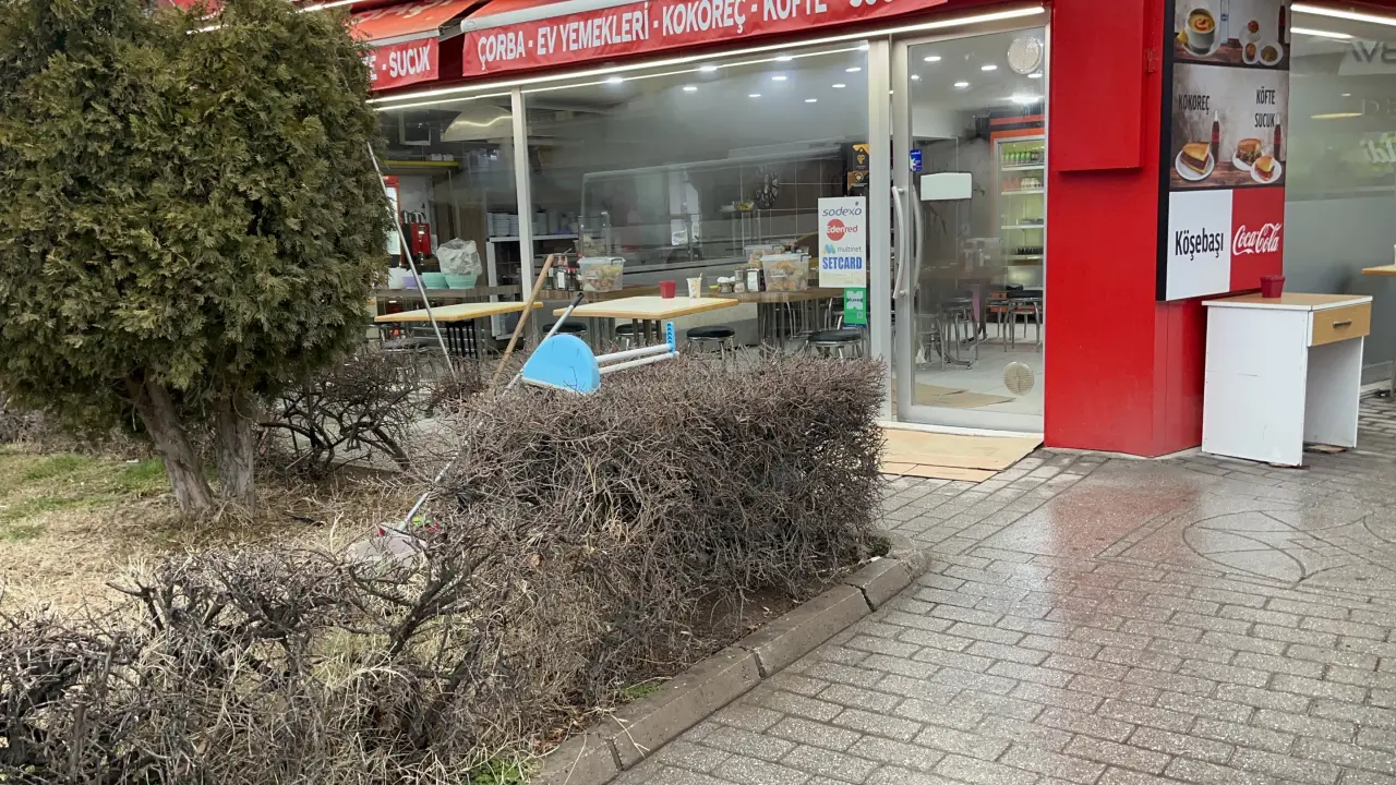 Eskişehir’de 'yan bakma' dehşeti! Lokanta önünde 2 kişi bıçaklandı 3