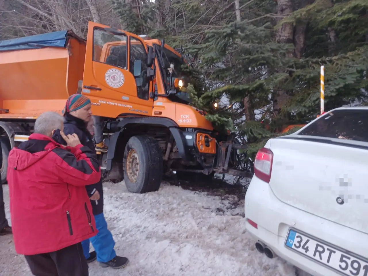 Uludağ yolu kabusu! Kar küreme aracı ile otomobil çarpıştı, yaralılar var 2