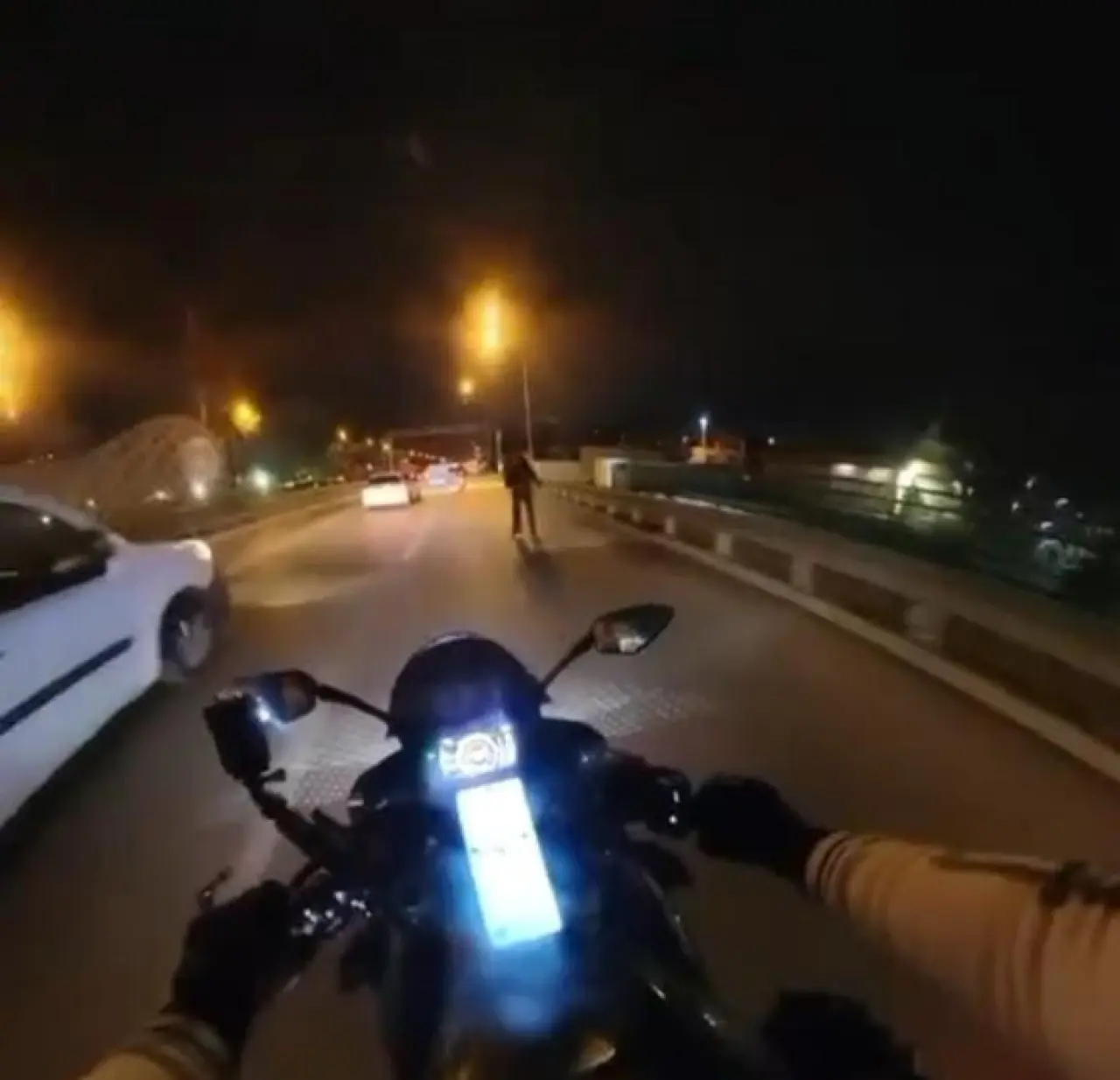 Bursa'da tehlikeli anlar! Motosiklet sürücüsü panik yaşadı 1