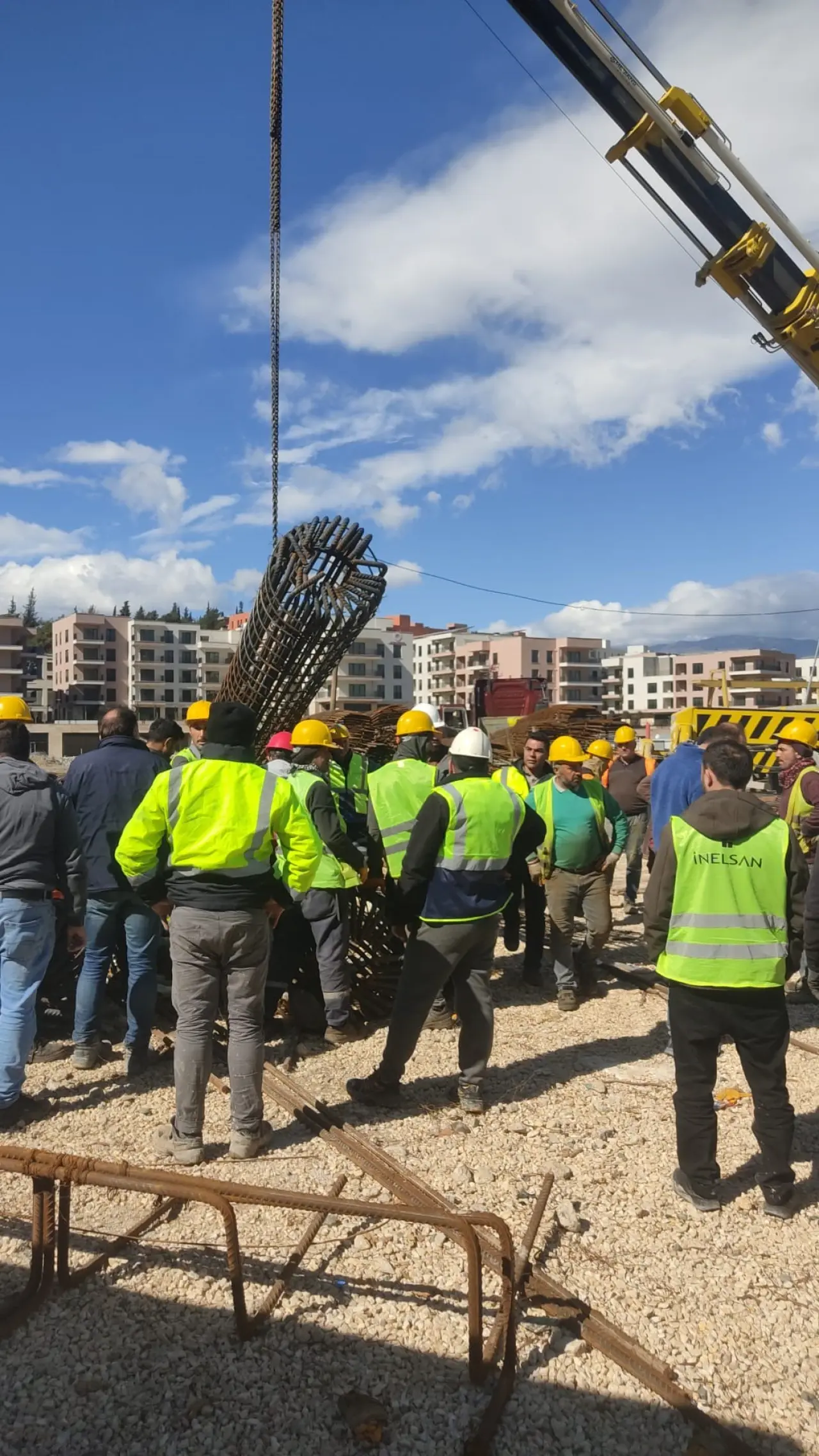 Hatay’da şantiyede korkunç kaza! vincin taşıdığı demir kolon işçinin üzerine düştü 4