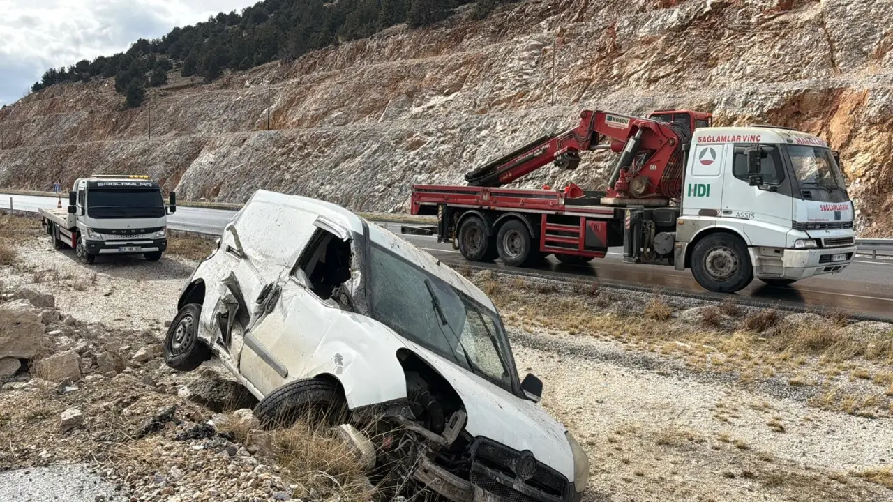 Afyonkarahisar’da kontrolden çıkan araç kayalıklara çarptı: 2 yaralı 1