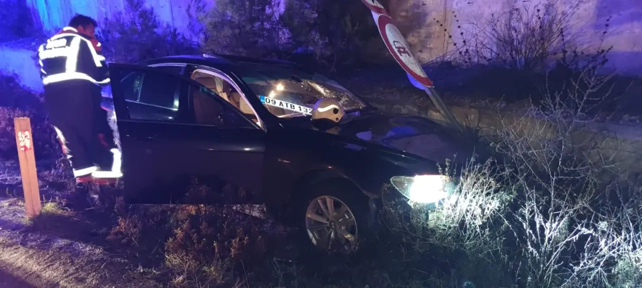 Aydın'da şarampole giren otomobil hurdaya döndü! Sürücü araçta sıkıştı 1