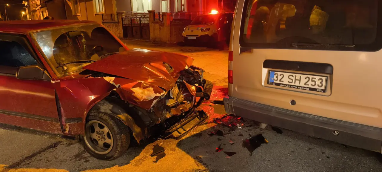 Isparta'da otomobil ve hafif ticari araç kafa kafaya çarpıştı! 4 kişi yaralandı 1