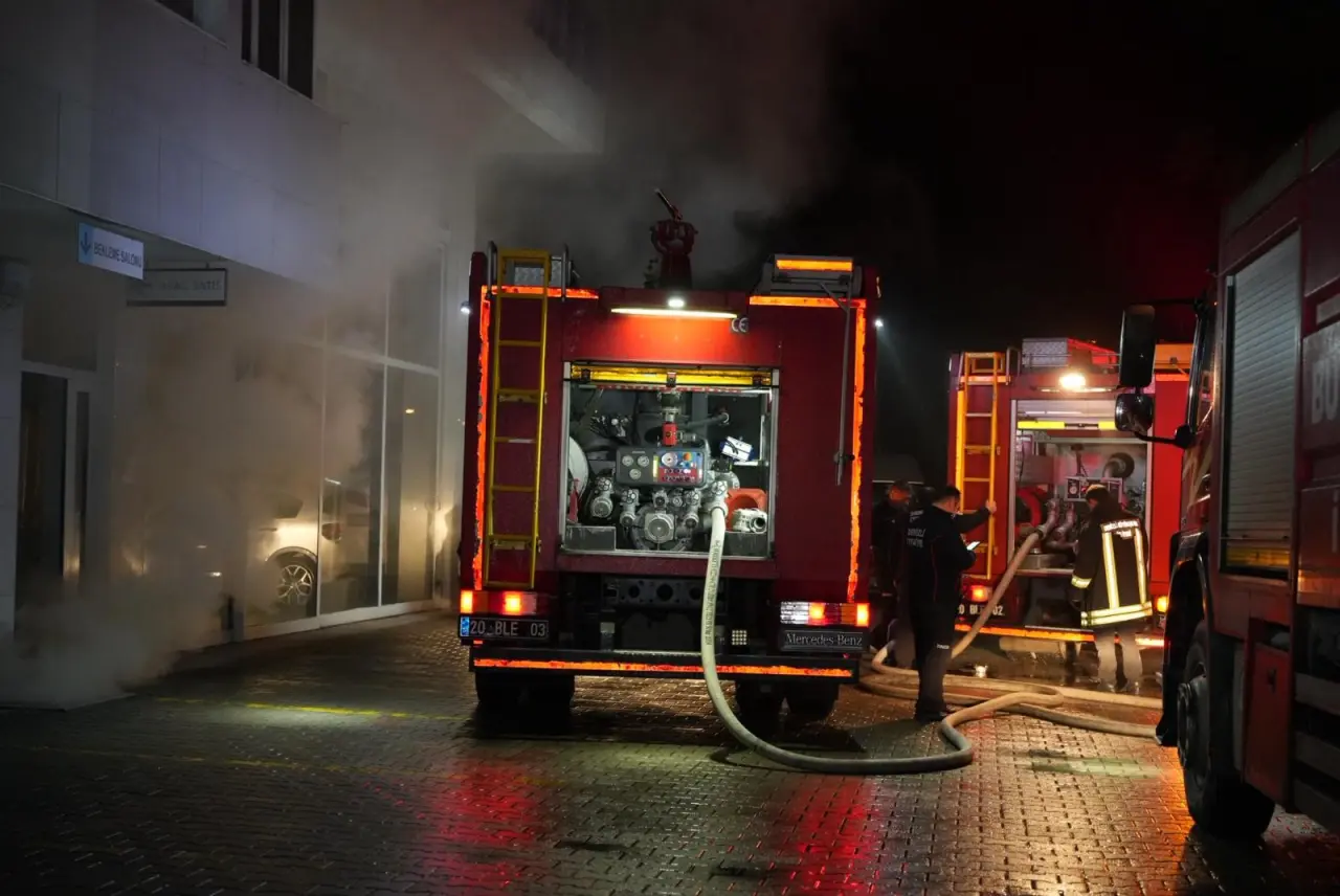 Denizli’de depo alev alev! Servis deposu küle döndü 3