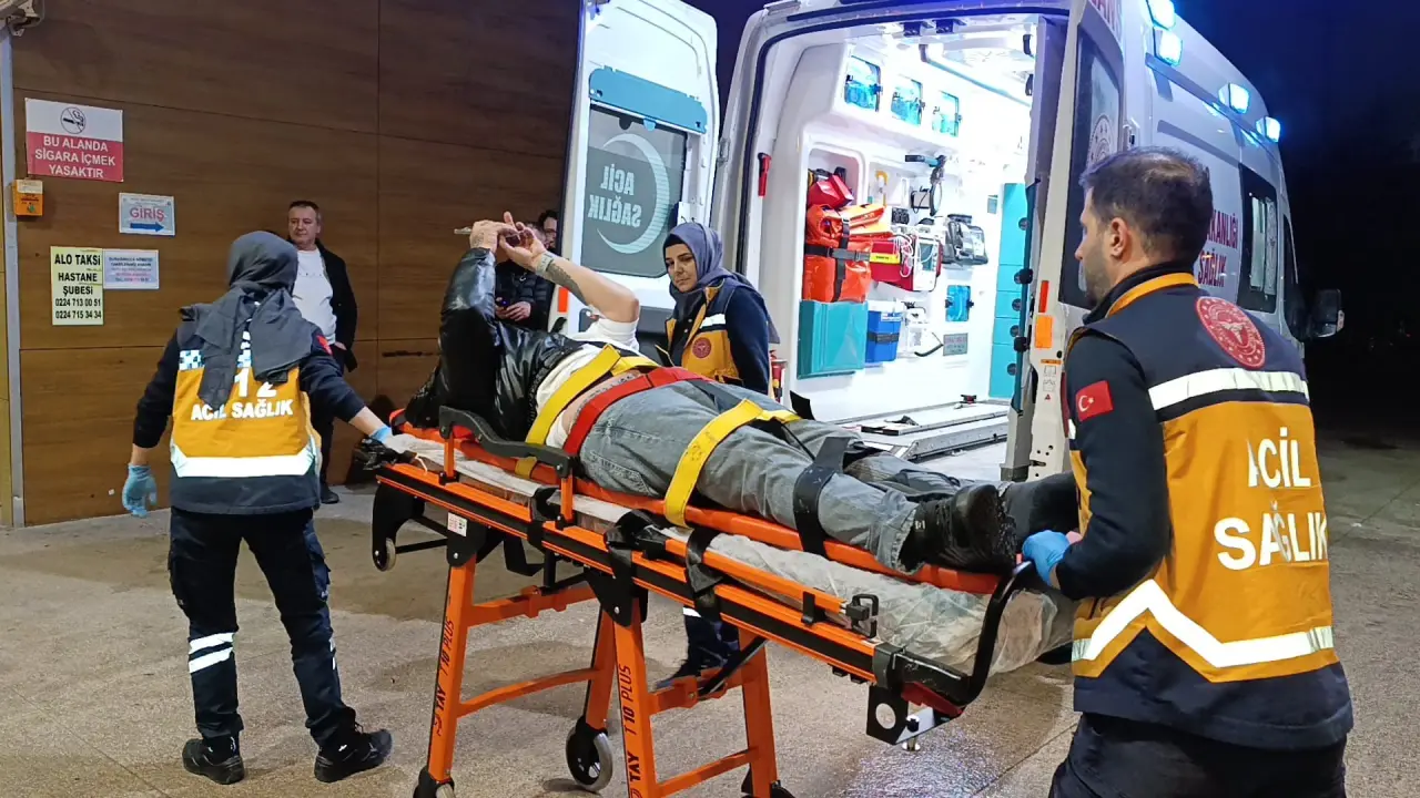 İnegöl’de yaya geçidinde dehşet! Otomobil 3 kişiye çarptı 1
