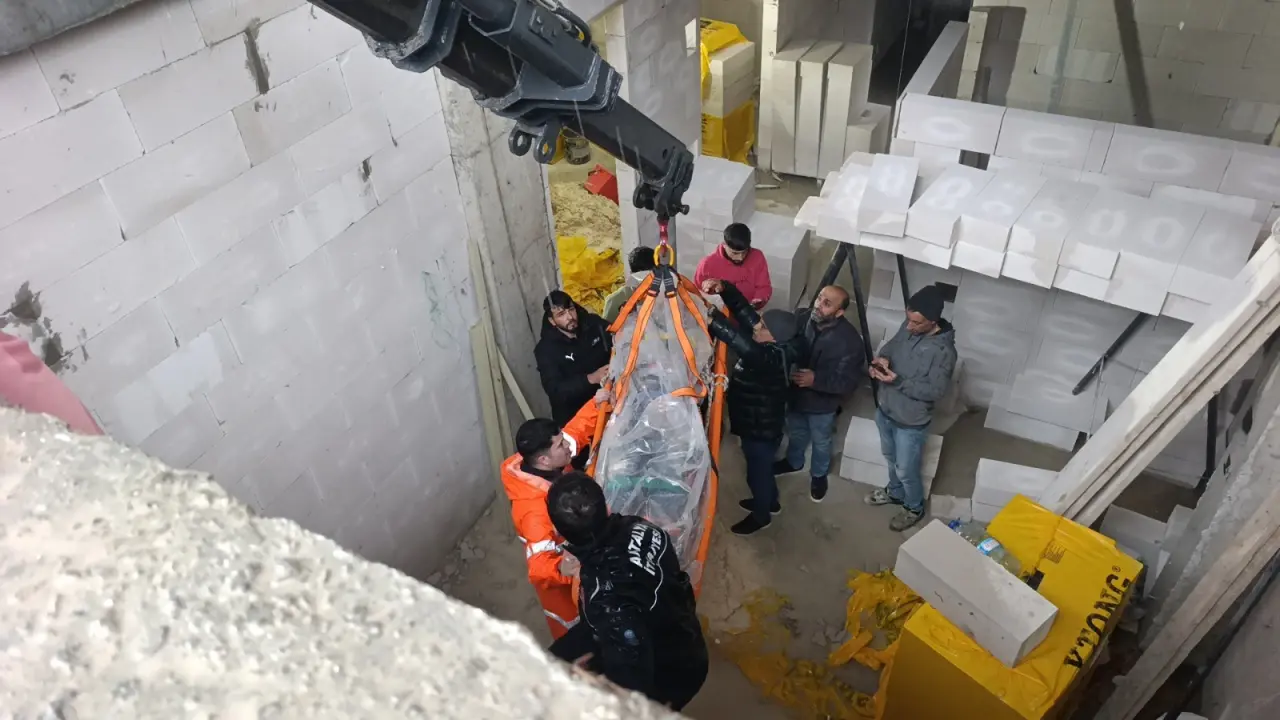 Antalya’da inşaatta korku dolu anlar! İşçi vinçle kurtarıldı 1