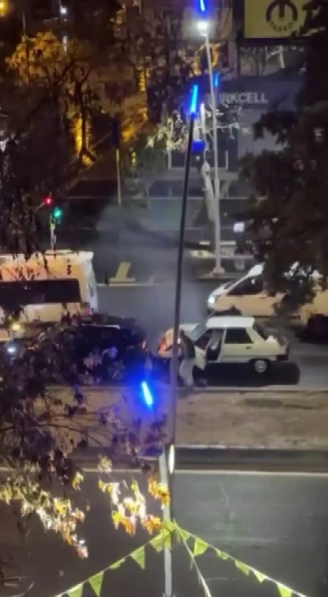 Diyarbakır’da çarpışma sonrası araç alev aldı! 2