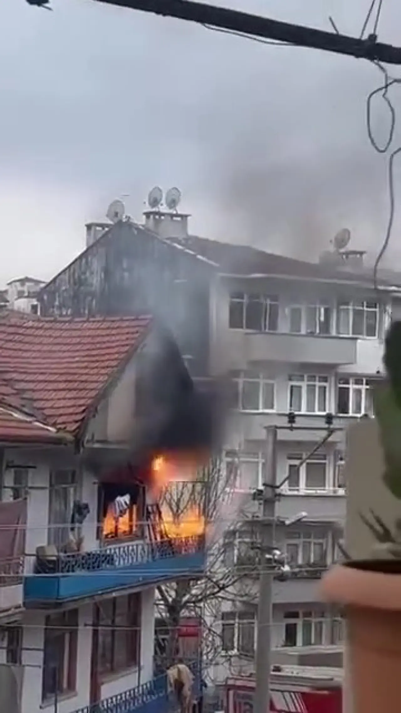 Kocaeli Gölcük’te 3. katta korkunç patlama ve yangın paniği! 1