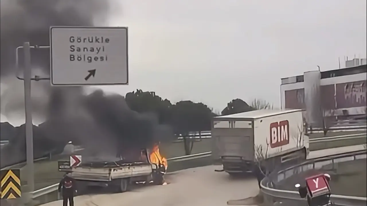 Bursa'da seyir halindeki kamyonet alev topuna döndü! 2