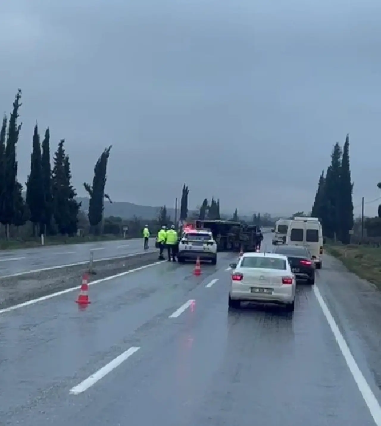 Denizli-Manisa yolunda korkutan kaza! Portakallar yola saçıldı 1
