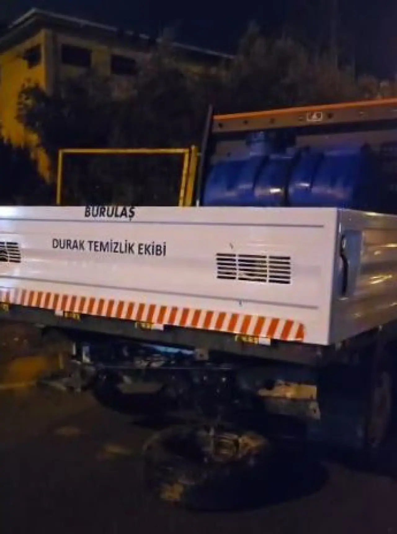 Bursa’da dehşet! Otomobil belediye kamyonetine çarptı, hurdaya döndü 3