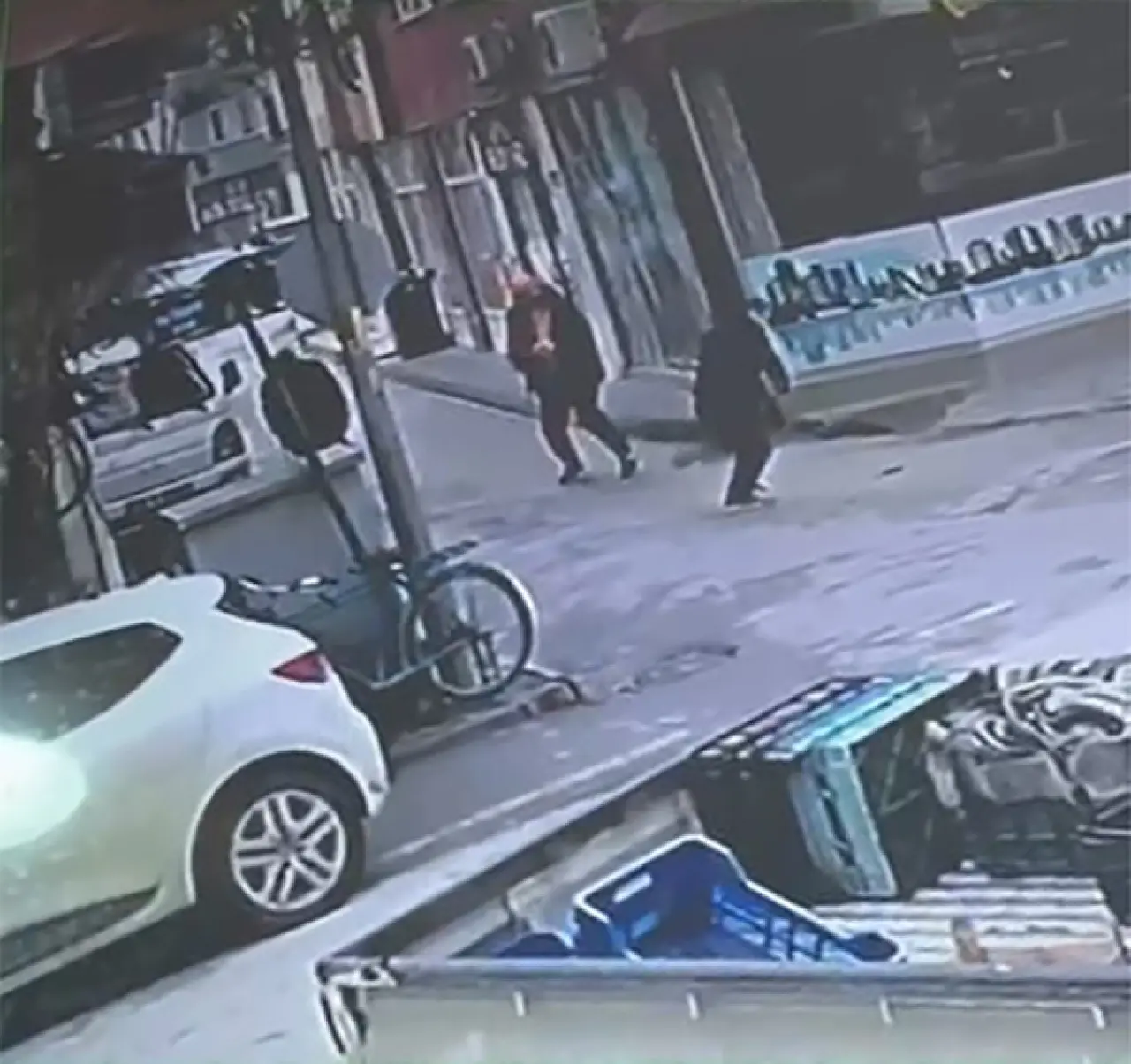 Bursa’da sokak ortasında kan: Cinayet kamerada saniye saniye görüntülendi 2