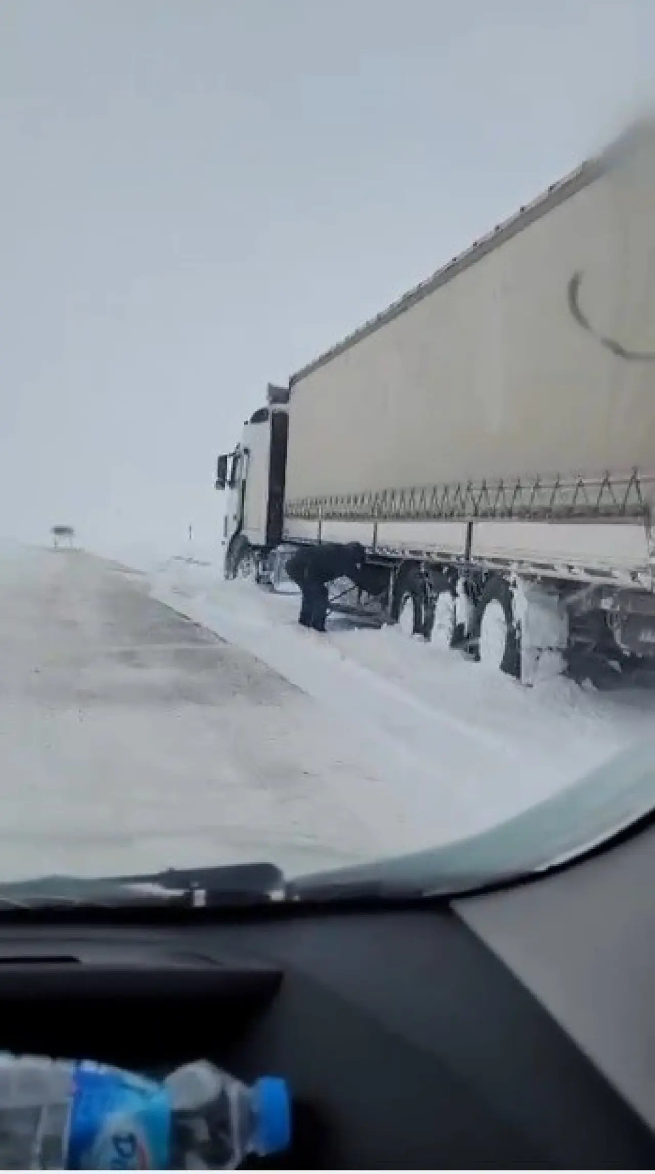 Kars’ta kar alarmı: Tırlar yoldan çıktı, otomobil şarampole uçtu! 1