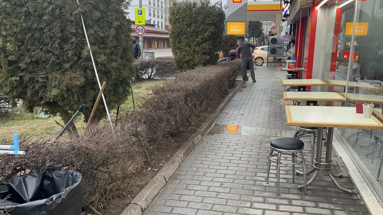 Eskişehir’de 'yan bakma' dehşeti! Lokanta önünde 2 kişi bıçaklandı 2