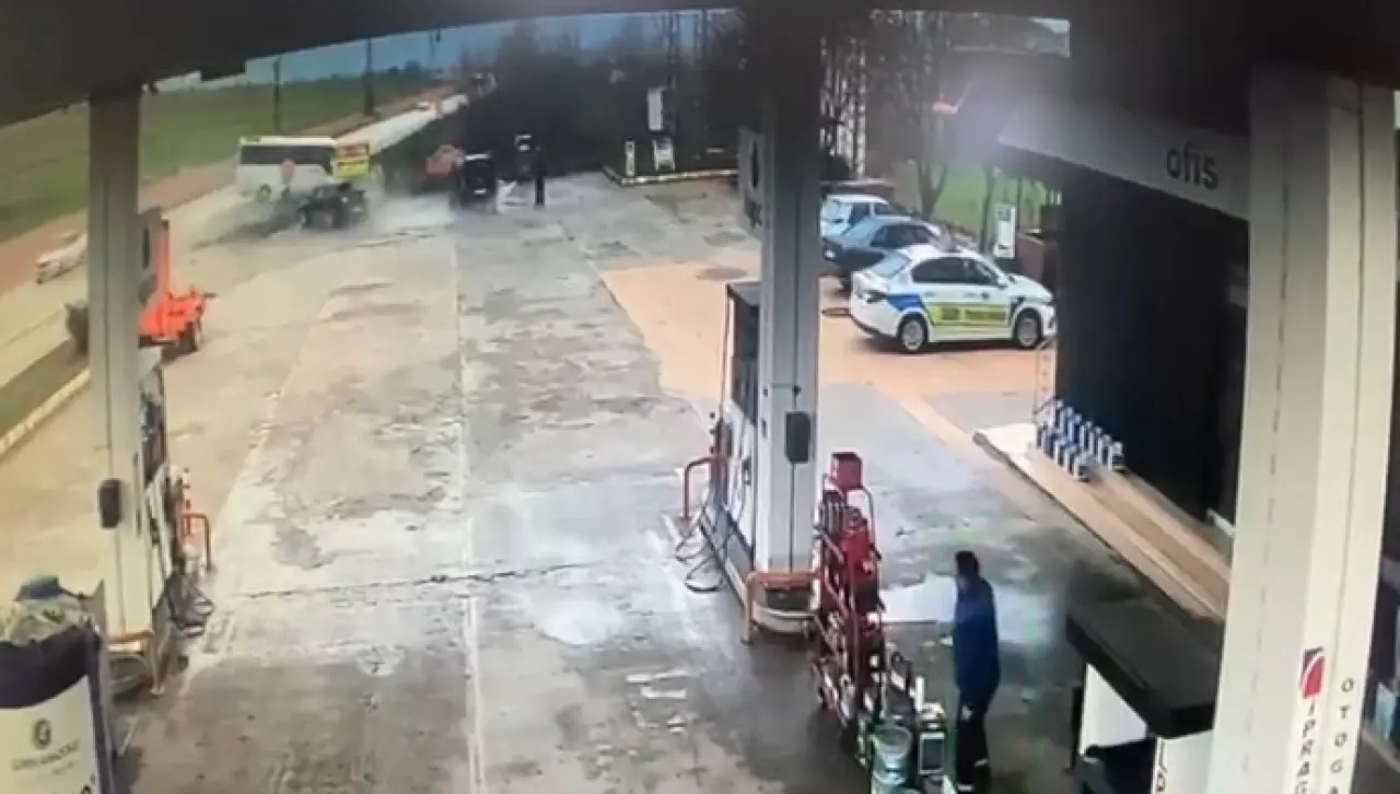 Tokat’ta 29 öğrencili servis devrildi! O anlar güvenlik kamerasında 1