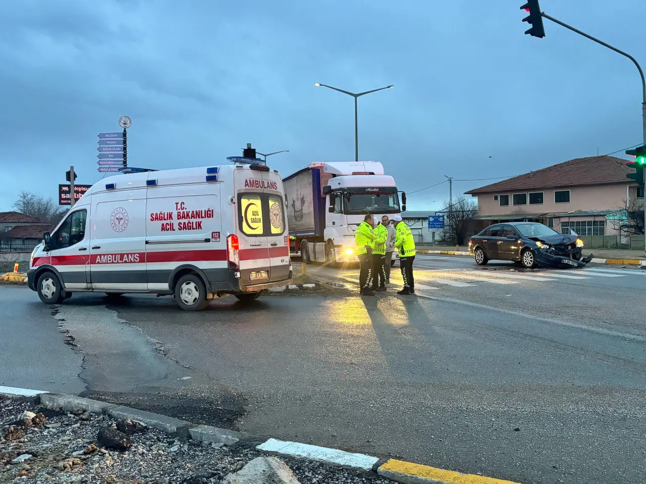 Erzincan’da kavşakta feci çarpışma! 2 kişi hastanelik oldu 3