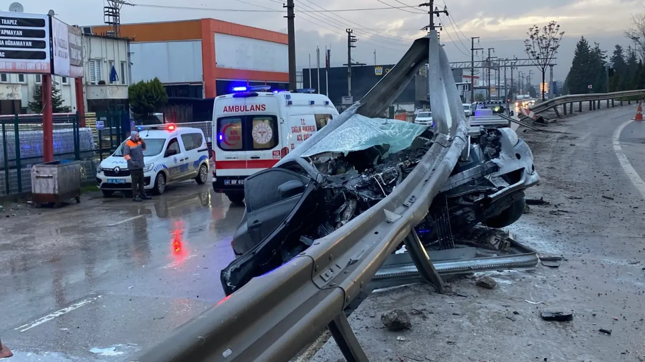 Kocaeli’de yağış kabusu! Otomobil bariyerlere saplandı 3