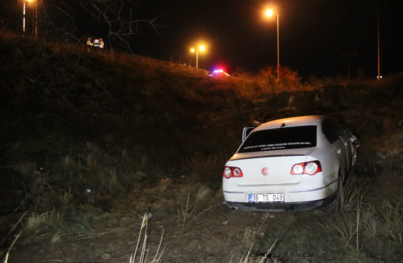 Kayseri’de korkunç kaza! Otomobil bariyere çarpıp uçuruma düştü 3