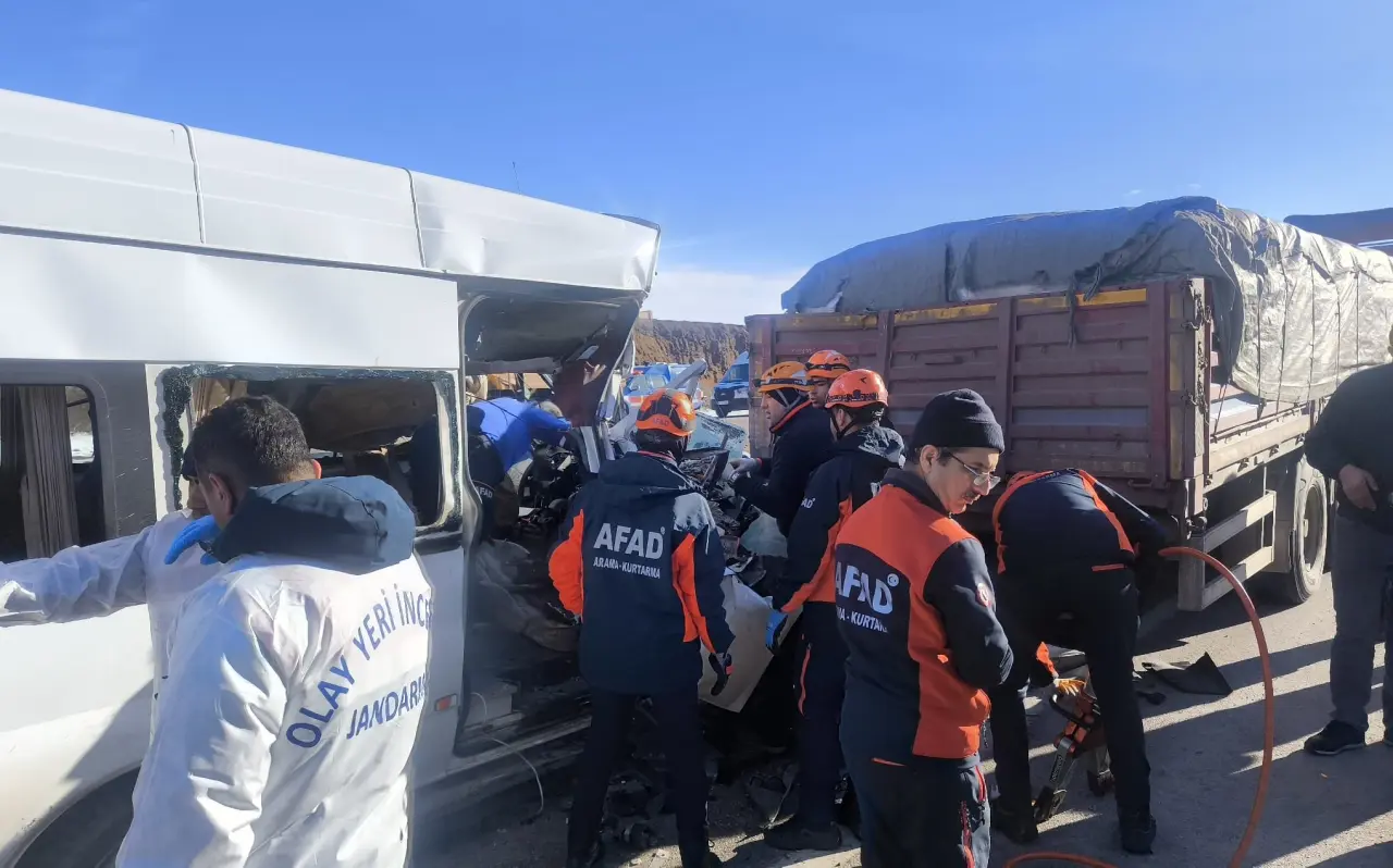Kayseri’de feci kaza! Öğrenci servisi tıra çarptı: 1 ölü, 7 yaralı 2