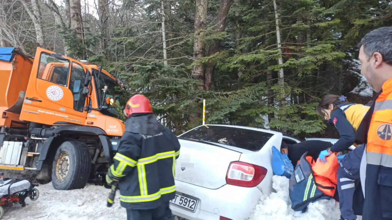 Uludağ yolu kabusu! Kar küreme aracı ile otomobil çarpıştı, yaralılar var 1