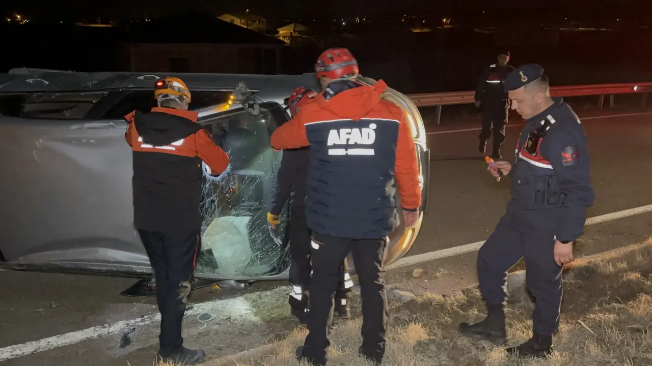 Aksaray’da feci kaza! Otomobil yola devrildi: 2 yaralı 4