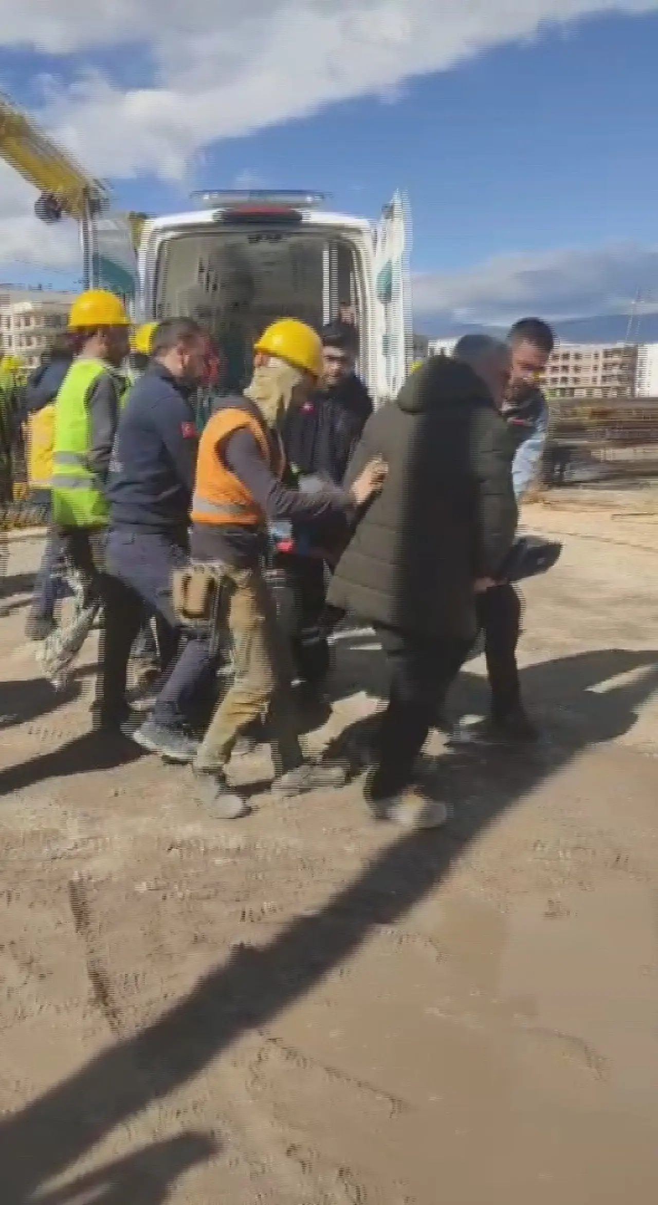 Hatay’da şantiyede korkunç kaza! vincin taşıdığı demir kolon işçinin üzerine düştü 2