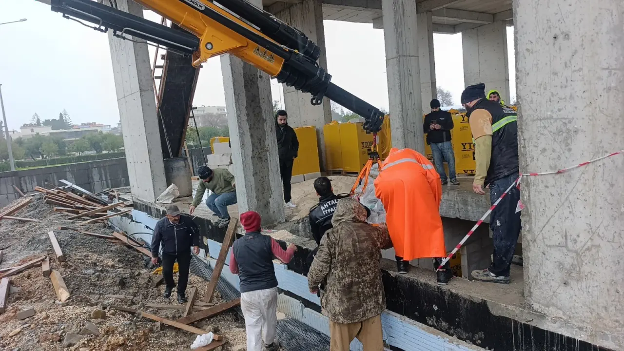 Antalya’da inşaatta korku dolu anlar! İşçi vinçle kurtarıldı 2
