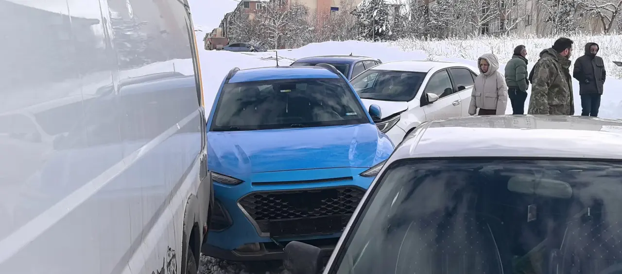 Erzurum’da zincirleme kaza! 5 araç hasar gördü, sürücü kayarak düştü 4