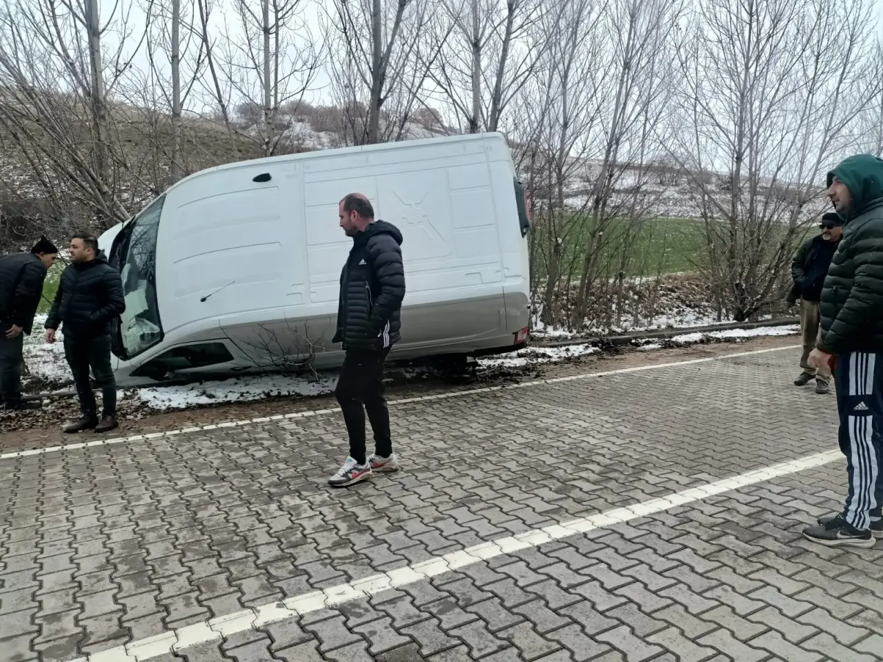 Çorum’da panelvan yan yattı: Sürücü araçta sıkıştı! 1