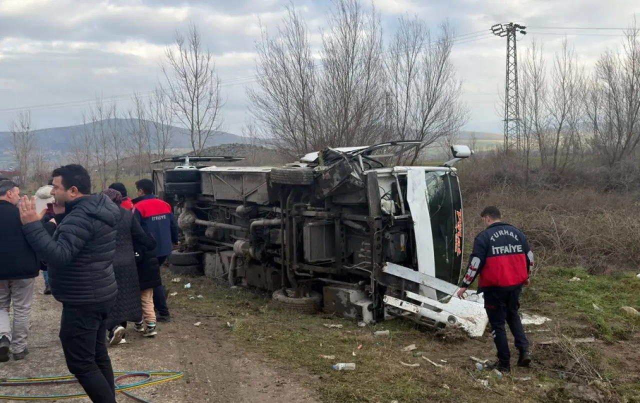 Tokat’ta 29 öğrencili servis devrildi! O anlar güvenlik kamerasında 2