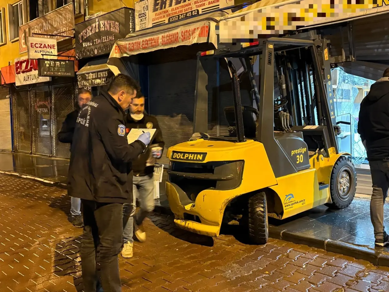 Kayseri’de forkliftli hırsızlık! Maskeli şahıs kuyumcuyu talan etti 4