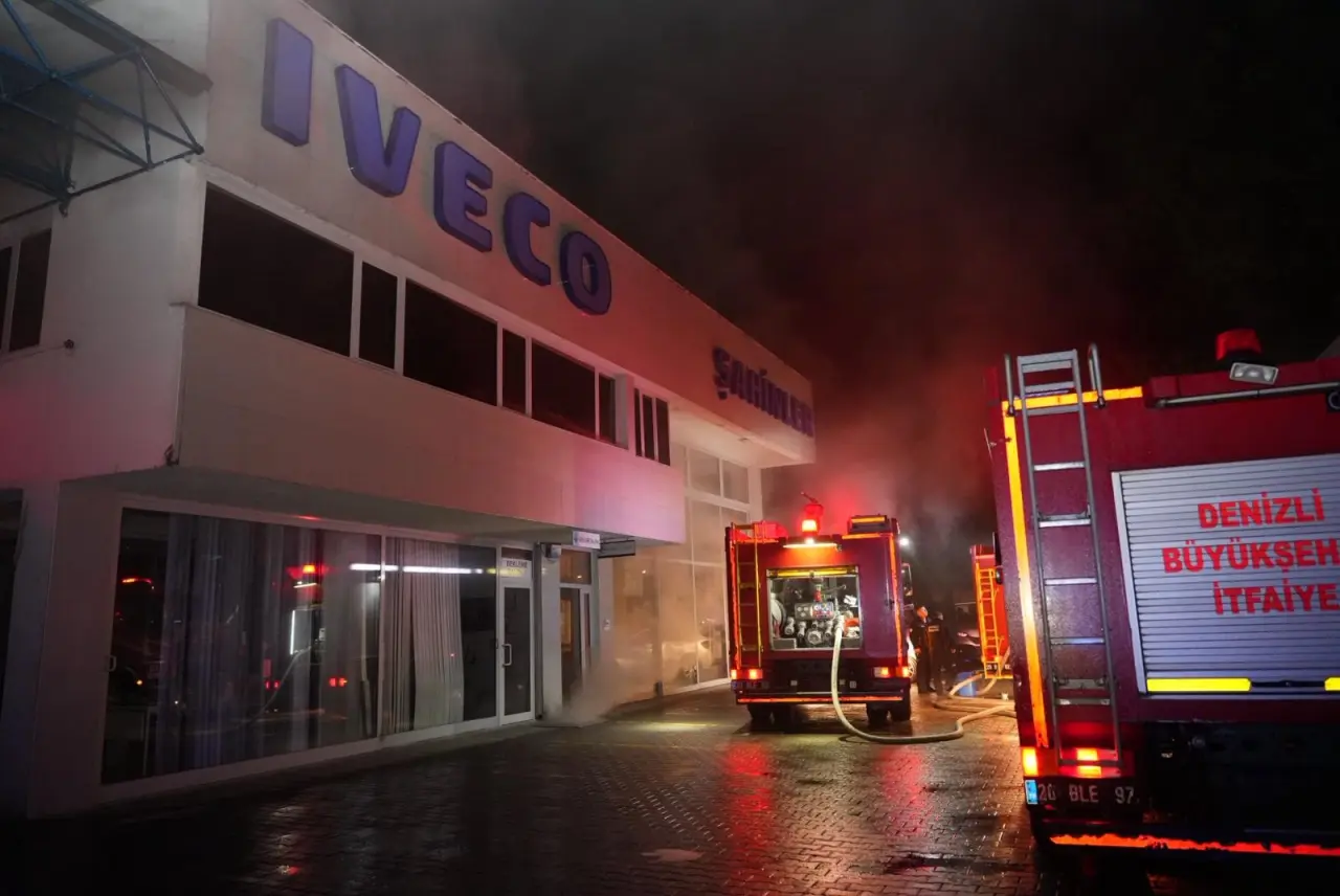 Denizli’de depo alev alev! Servis deposu küle döndü 5